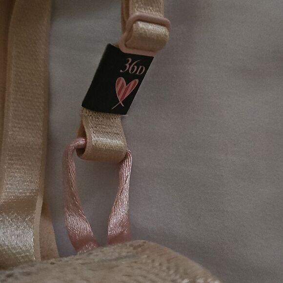 Sexy tee lightly lined demi 36D - Picture 2 of 8